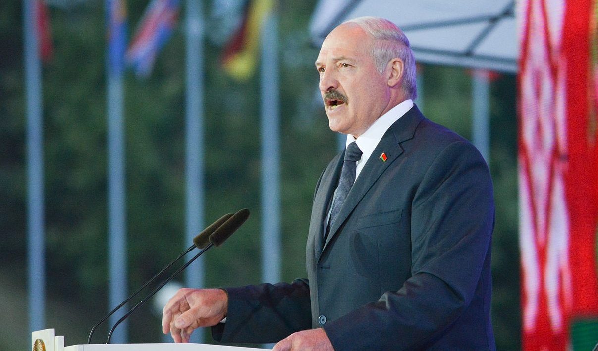 Lukashenko, il fantoccio di Putin manda gli alunni a raccogliere patate: "È sano e educativo"