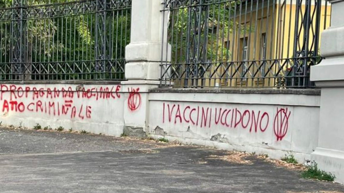 Scritte No Vax sui muri dello Spallanzani, la replica di Speranza: "Fatto inquietante, solidarietà agli infermieri"