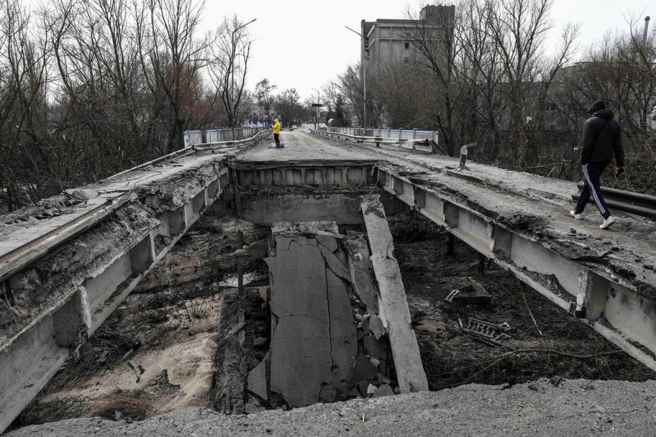 Ucraina, a Mariupol i russi obbligano i civili a sminare: un'esplosione ne uccide 8