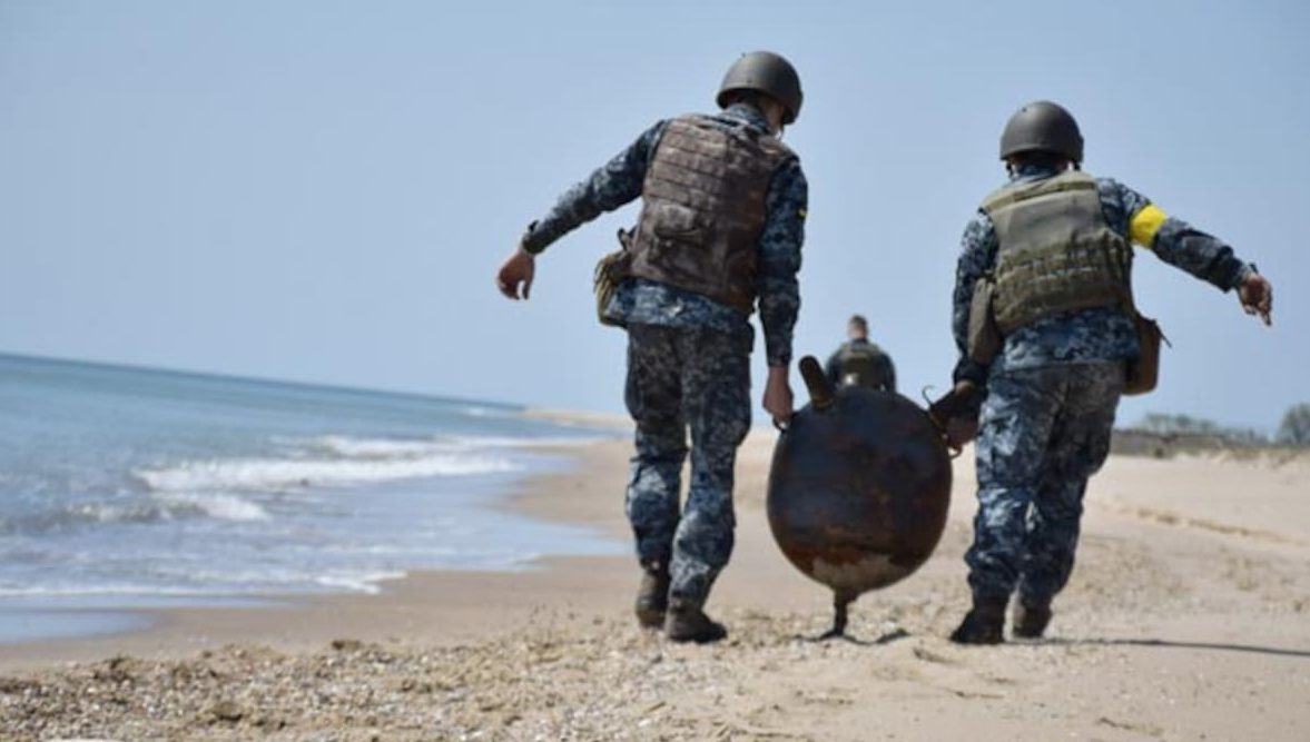 Ucraina, un uomo fa il bagno a Odessa nonostante i divieti: muore per l'esplosione di una mina