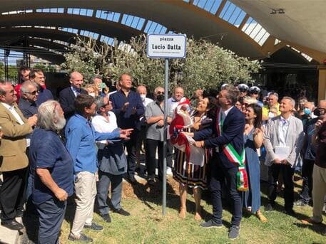 Gianni Morandi inaugura piazza Lucio Dalla e si commuove