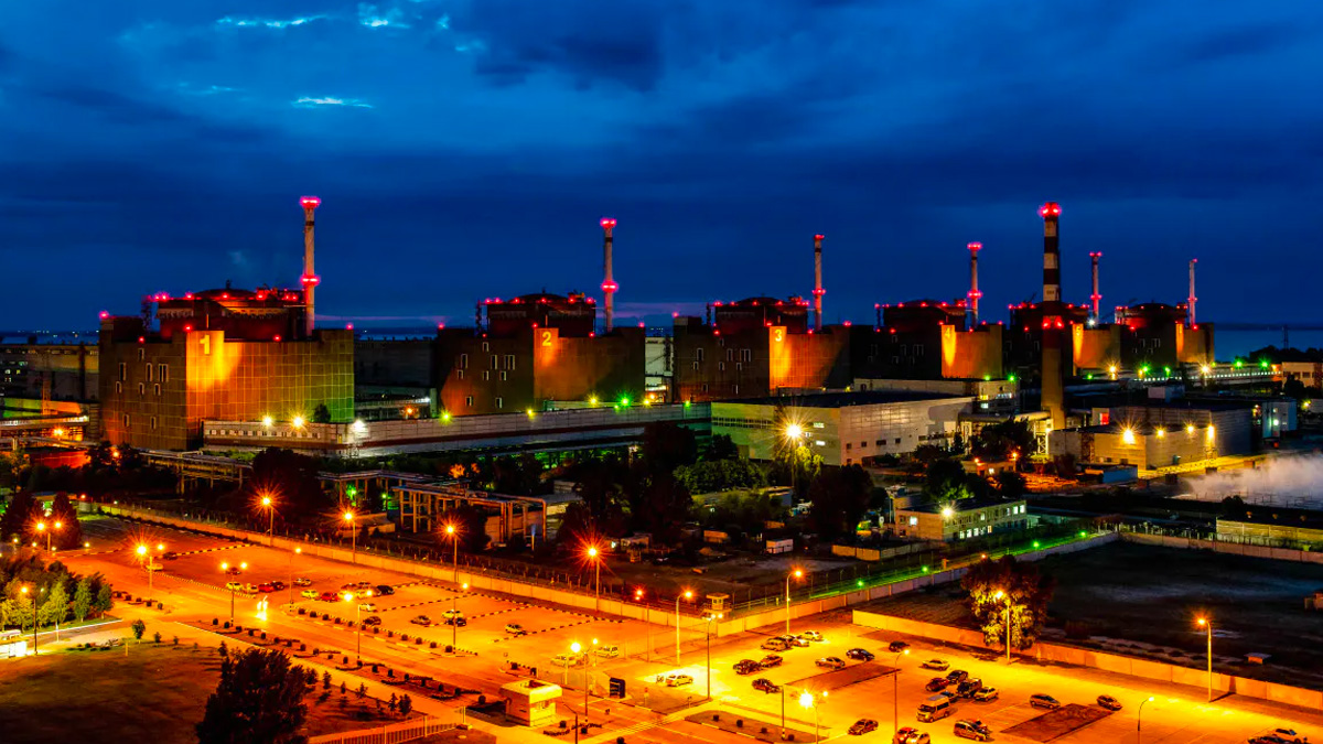 Ucraina, bombardamenti nei pressi della centrale di Zaporizhzhia: colpite case, asili e negozi