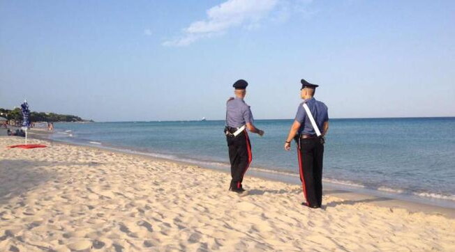 Fulmine su una spiaggia a Soverato: ferite quattro persone