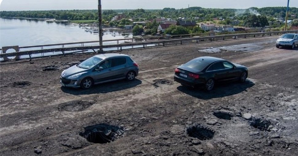 Kherson, gli ucraini attaccano i russi e colpiscono il ponte di Antonivka