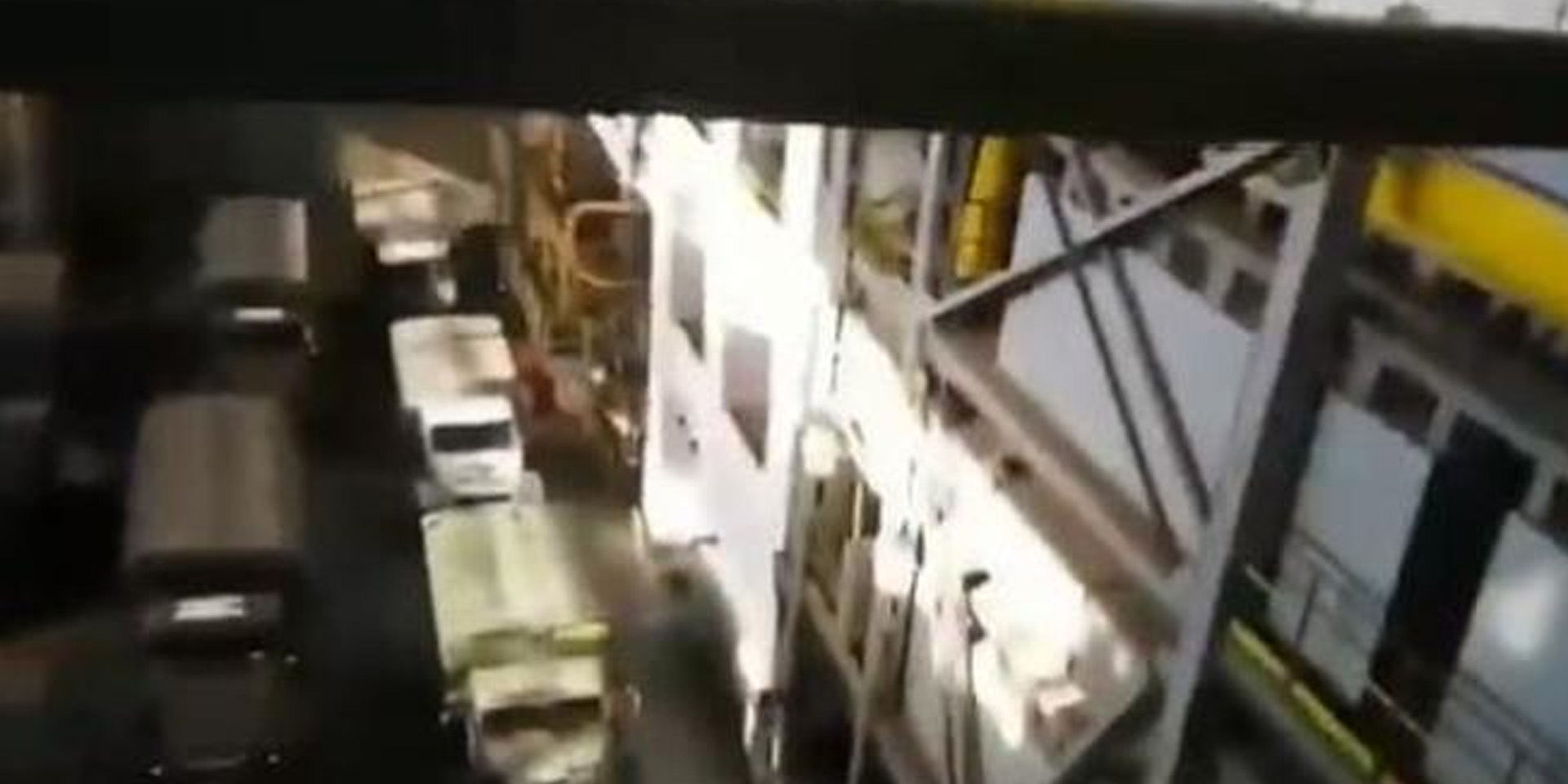 Ucraina, mezzi militari russi nella centrale di Zaporizhzhia: il video dell'occupazione