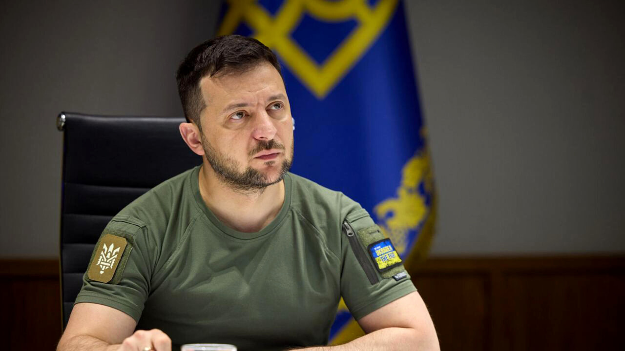 Zelensky esalta la controffensiva ucraina a sud: "Le nostre bandiere stanno tornando"