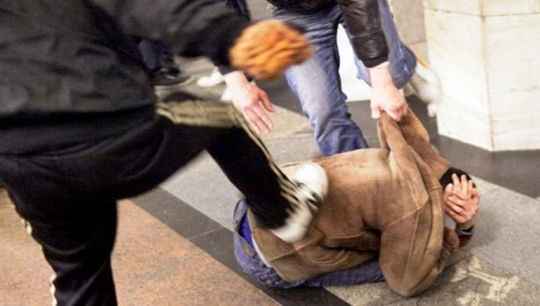 Branco aggredisce e picchia un bambino di 10 anni nel cortile della scuola