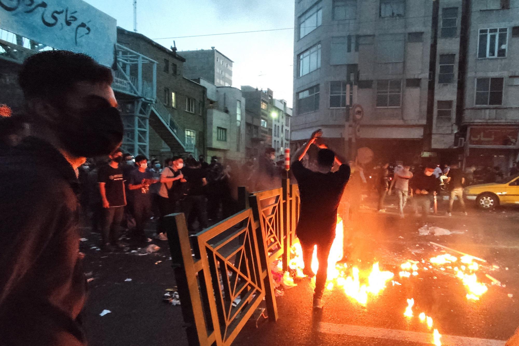 I boia di stato non fermano l'Iran Revolution: ma la rivolta non scalda i cuori della sinistra retrò