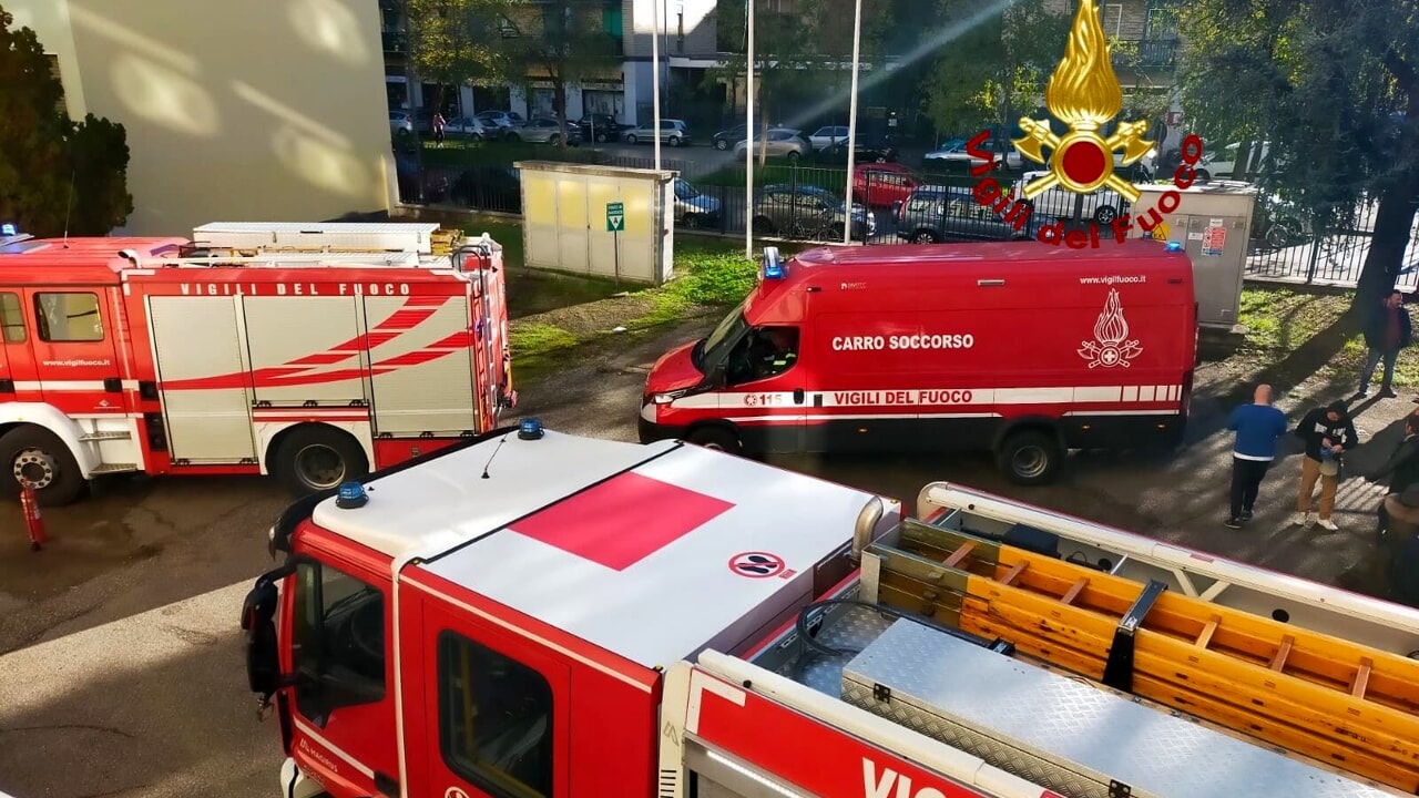 Incendio al Galileo Galilei di Milano, la scuola è stata evacuata: ecco la situazione