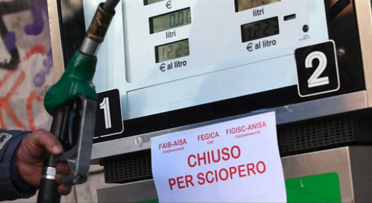 Caro carburante, sciopero dei benzinai "congelato" dopo l'incontro con il governo: la situazione