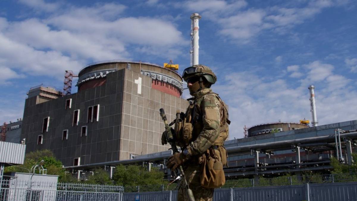 Ucraina, la centrale di Zaporizhzhia senza corrente dopo il raid russo: "Rischio incidente"