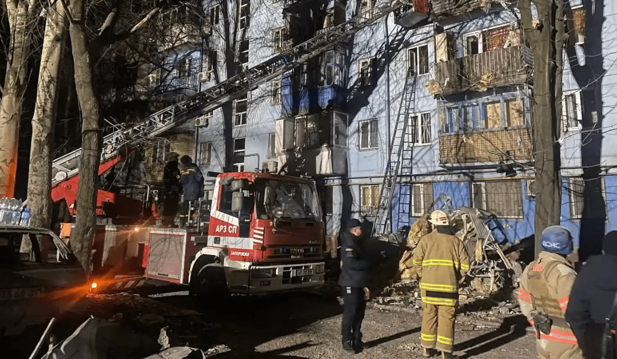 I russi bombardano Zaporizhzhia: colpito un palazzo, morti 3 civili