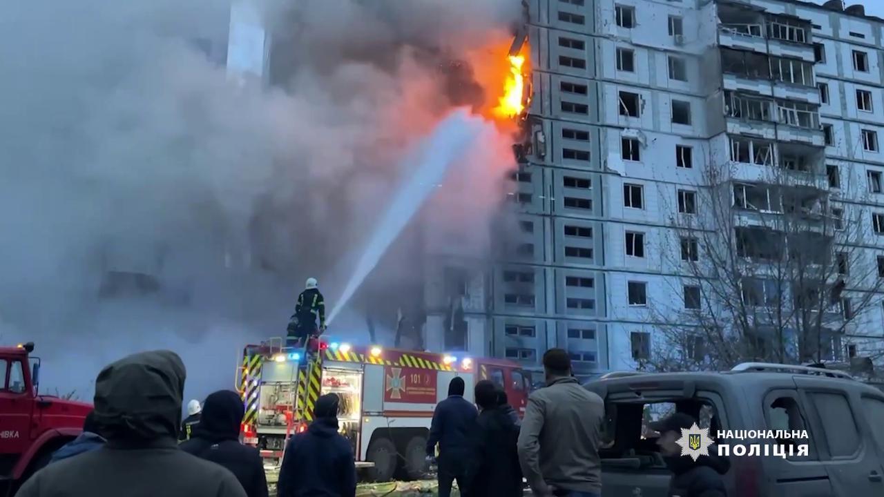 Bombe russe su obiettivi civili, a Uman 14 morti in un palazzo abbattuto: due bimbi morti