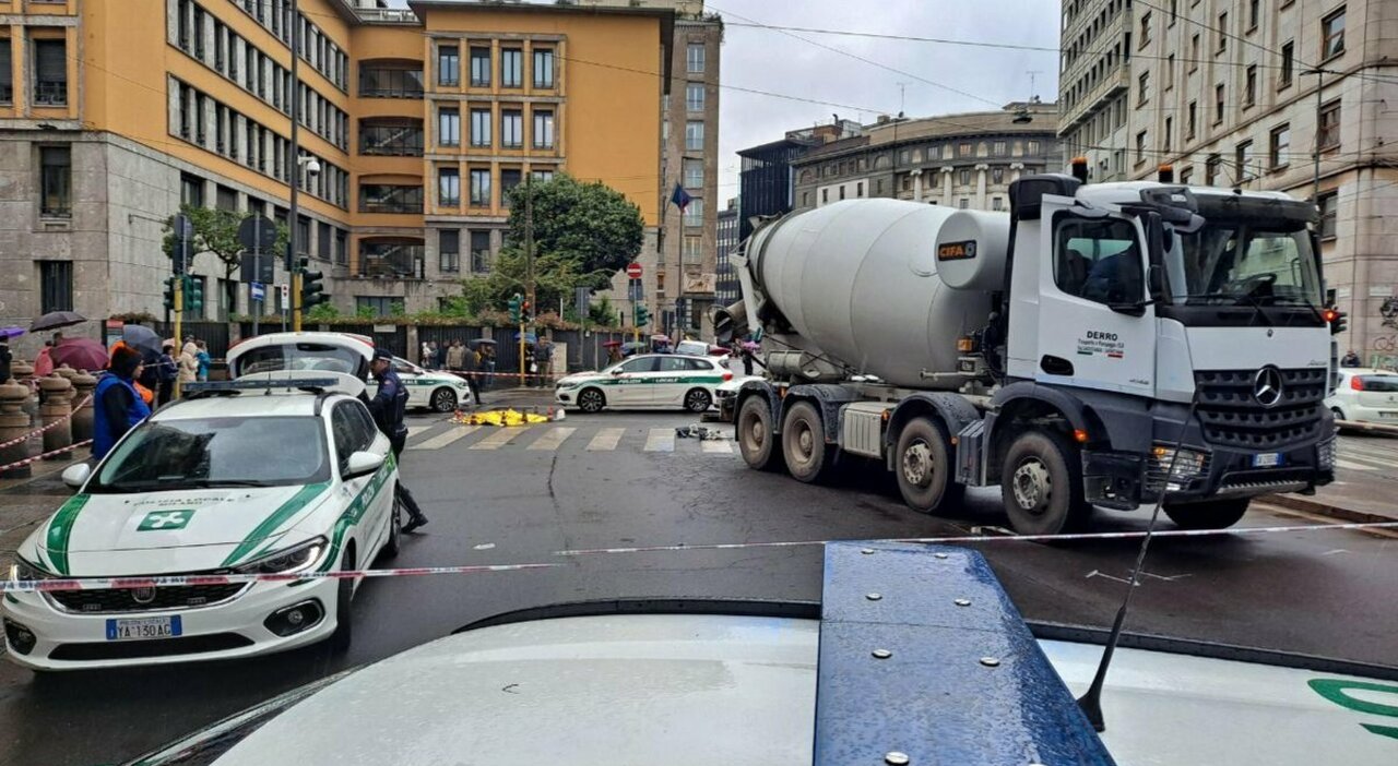 Ciclista investita da una betoniera: muore una 39enne nel centro di Milano