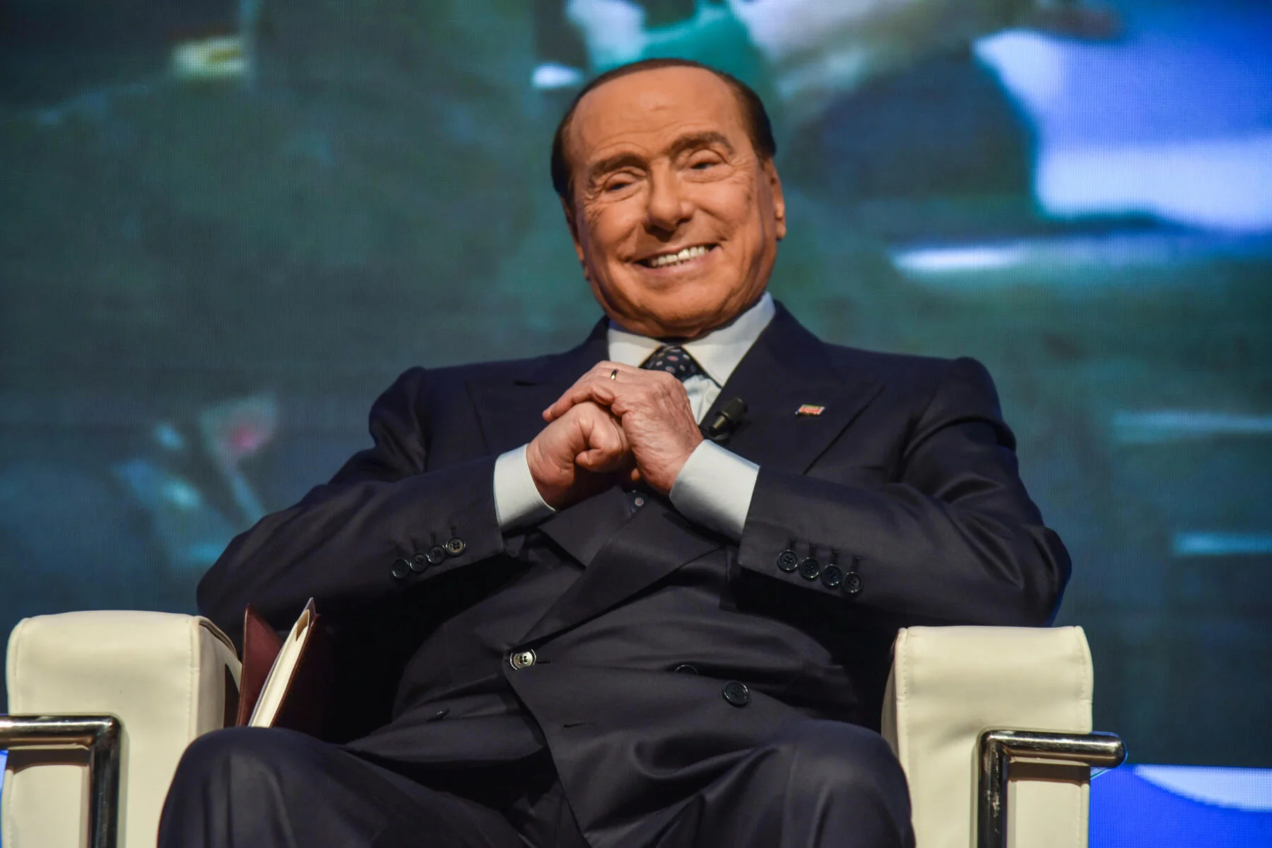 Berlusconi non può alzarsi per camminare: ecco gli ultimi aggiornamenti sulla sua salute