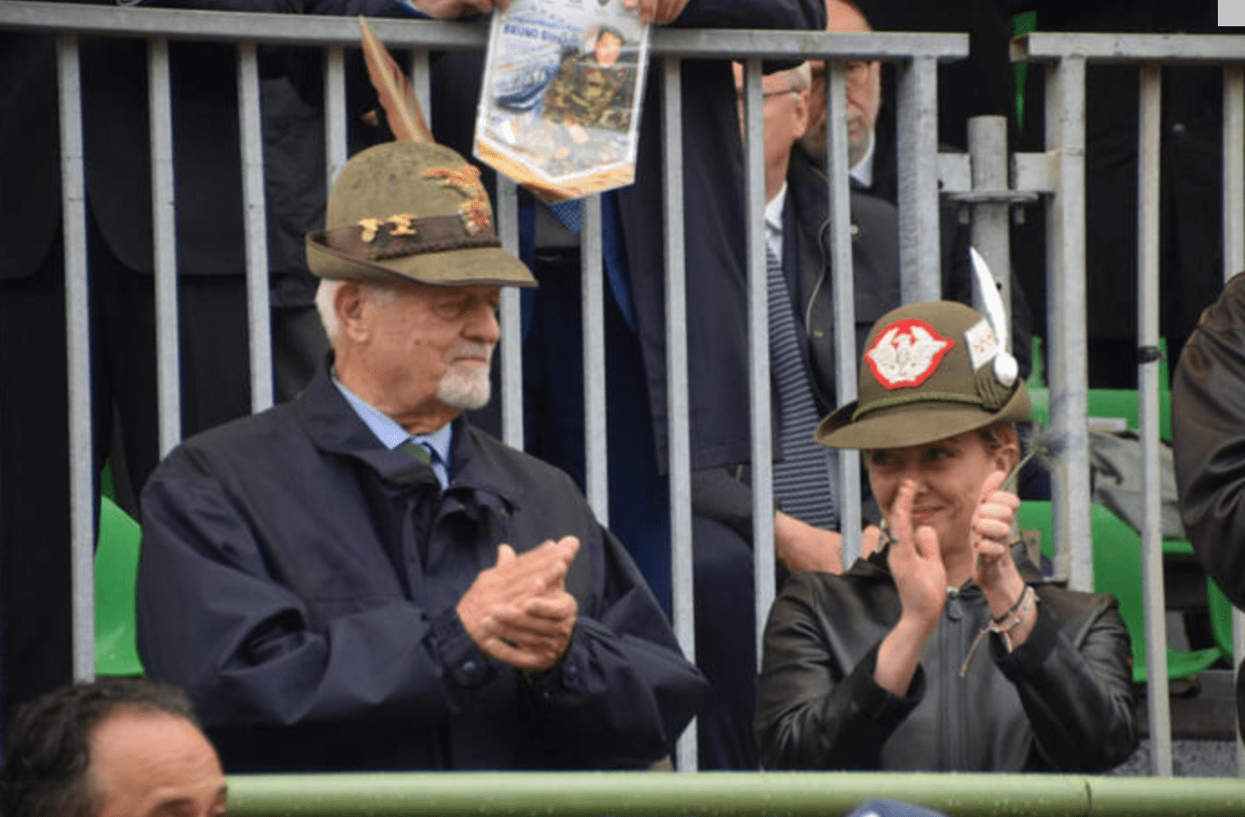 Meloni punta su militarismo e retorica patriottarda: oggi si è acconciata da alpina