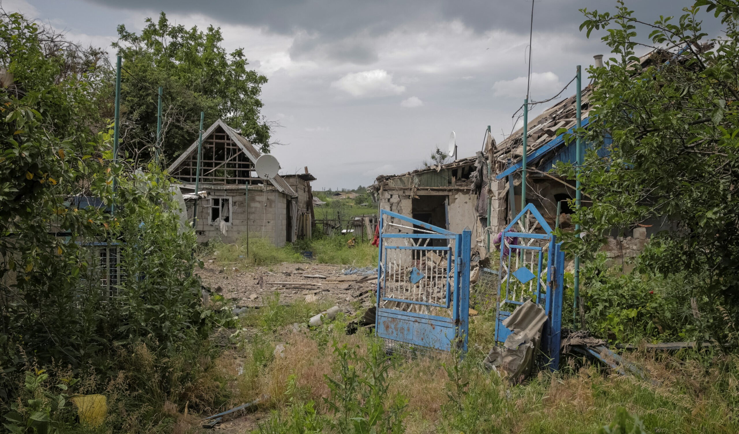 Ucraina: la strada che porta a un villaggio liberato costeggiata da soldati russi uccisi