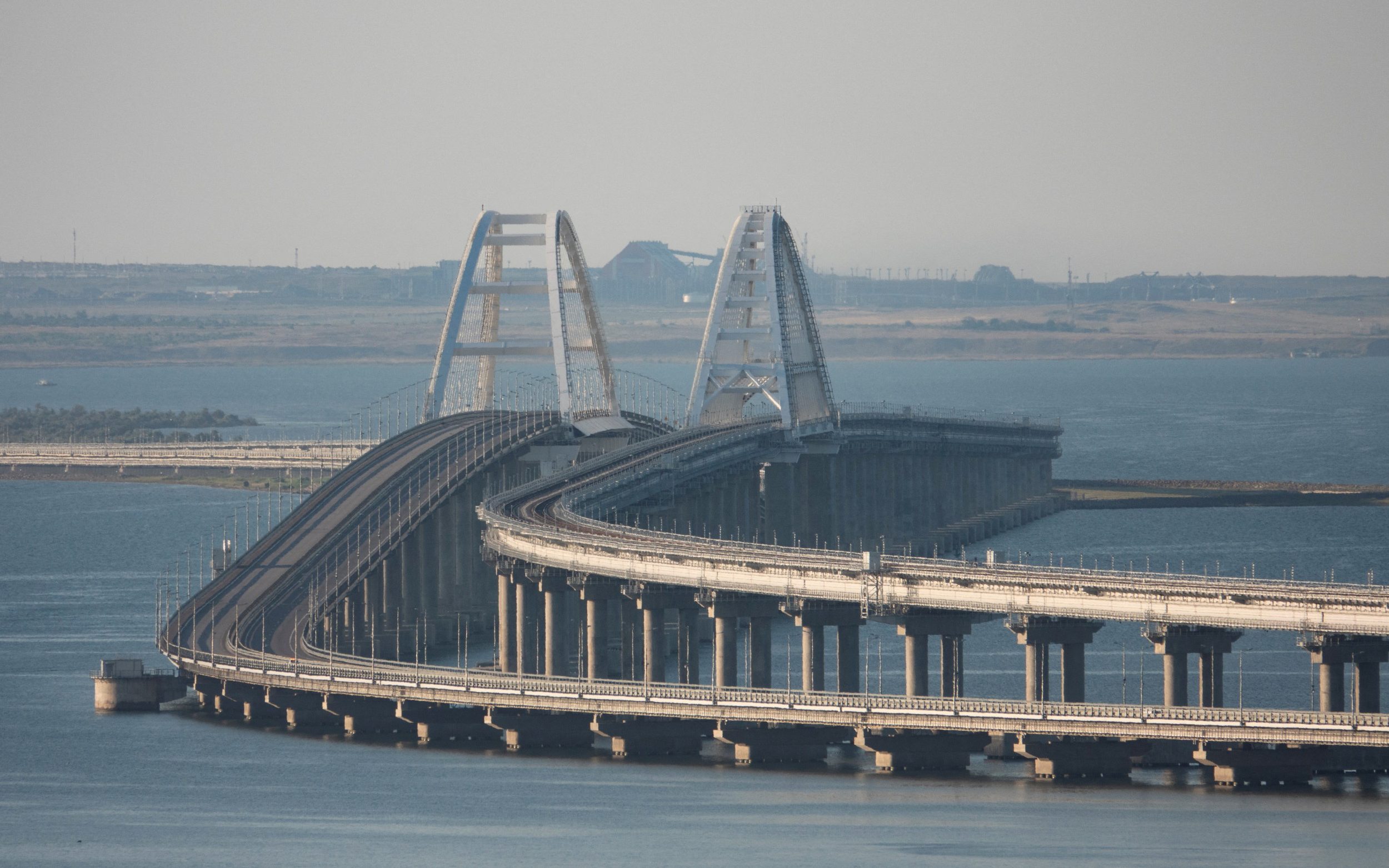 Le forze armate ucraine hanno tentato di colpire il ponte di Crimea: la Russia dice di aver distrutto il drone