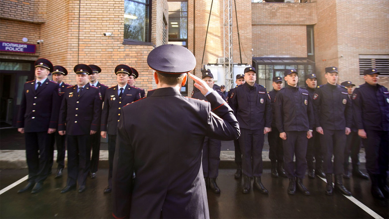 Russia, oltre 5 mila poliziotti hanno lasciato il lavoro a luglio: è emergenza personale