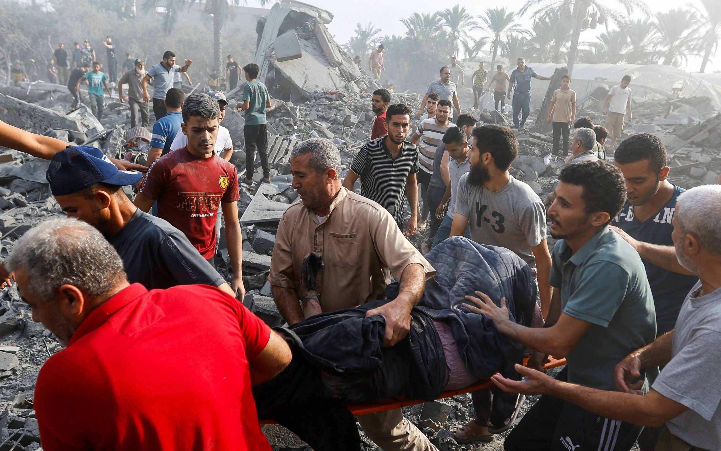 Israele ammassa le truppe ai confini di Gaza mentre la Striscia è senza acqua e luce