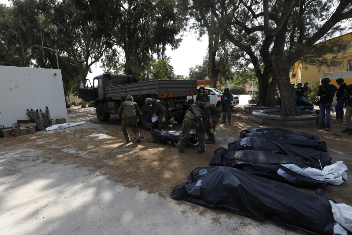 Il massacro di Kfar Aza: bambini decapitati da Hamas tra i 200 assassinati nel kibbutz