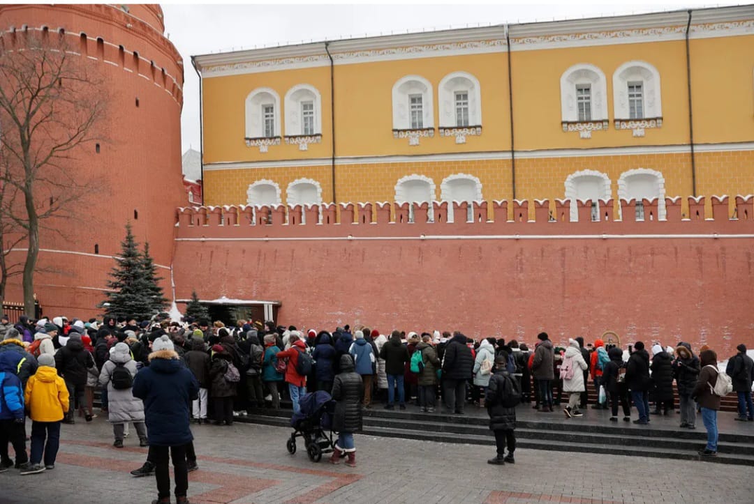 Pugno duro di Putin contro le mogli dei soldati mandati in Ucraina: arrestati i giornalisti che filmavano la protesta