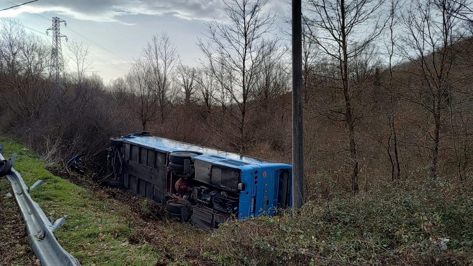 Baragiano, bus carico di studenti si ribalta per evitare un'auto: a bordo erano in 40, tragedia sfiorata