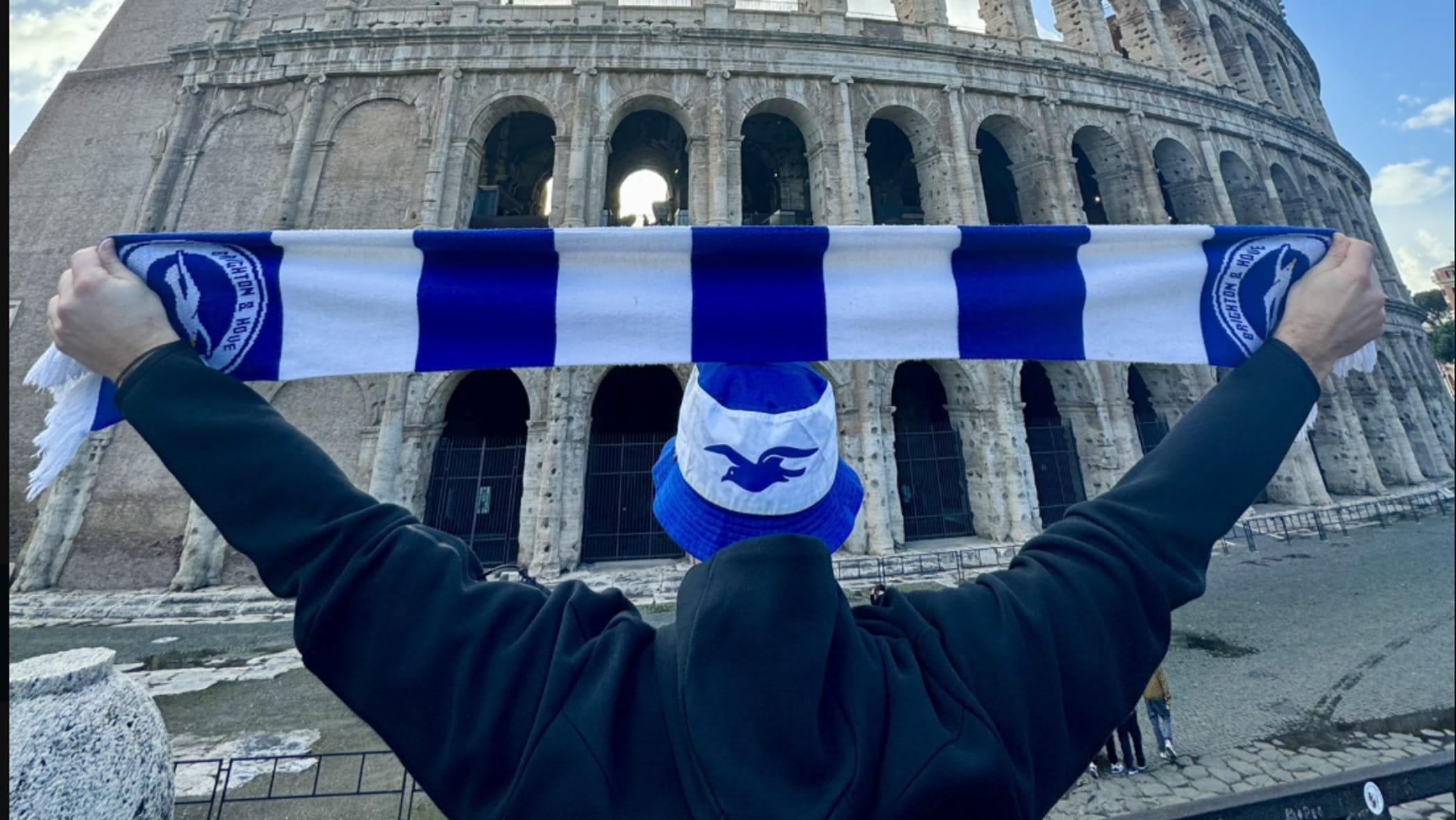 Due tifosi del Brighton rapinati e accoltellati in Via Cavour: alle 18.45 la partita di Europa League contro la Roma