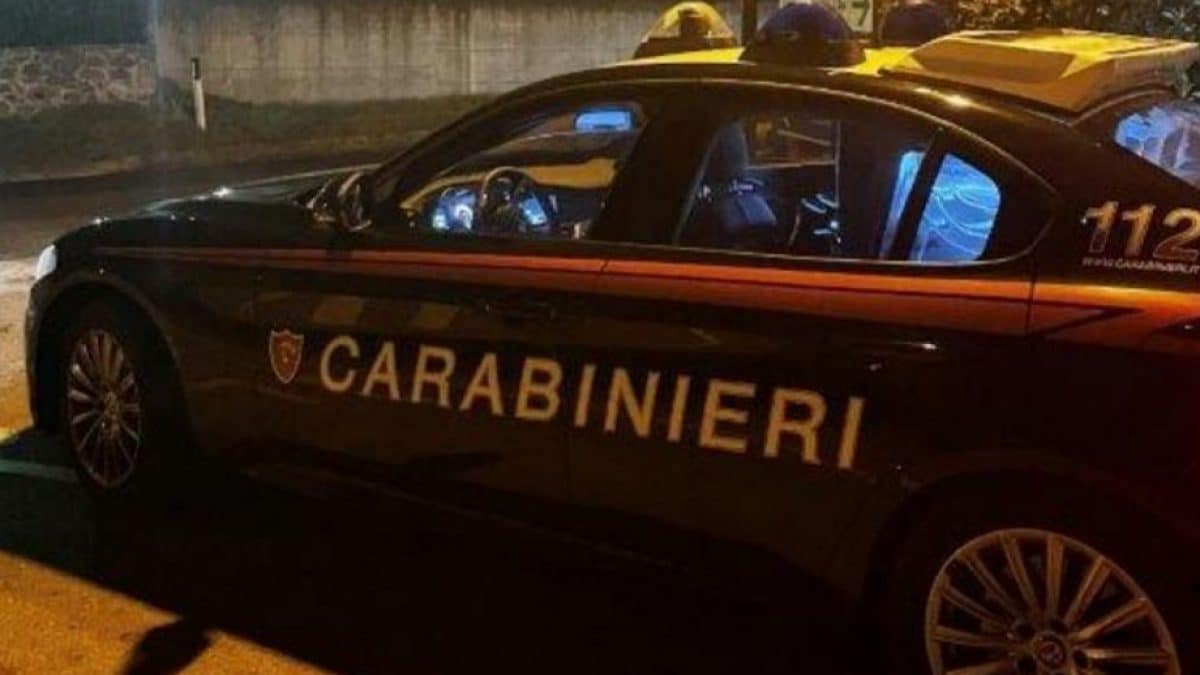 Uccide un uomo a coltellate, l'assassino portato via dai carabinieri durante un tentativo di linciaggio