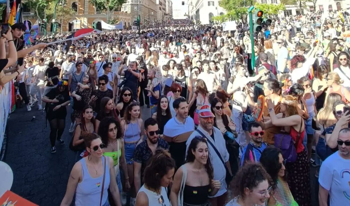 Il Pride conquista Roma: bandiere e balli per i diritti e contro l'omobilesbotransfobia