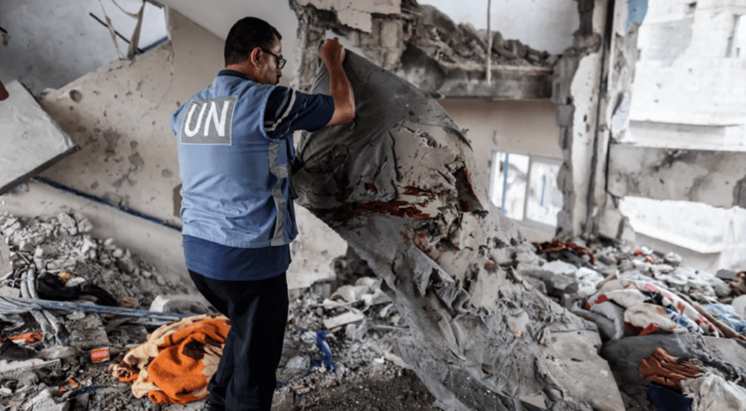Israele bombarda una scuola Unrwa, i sopravvissuti: "C'erano famiglie e ragazzi, gente finita in pezzi..."