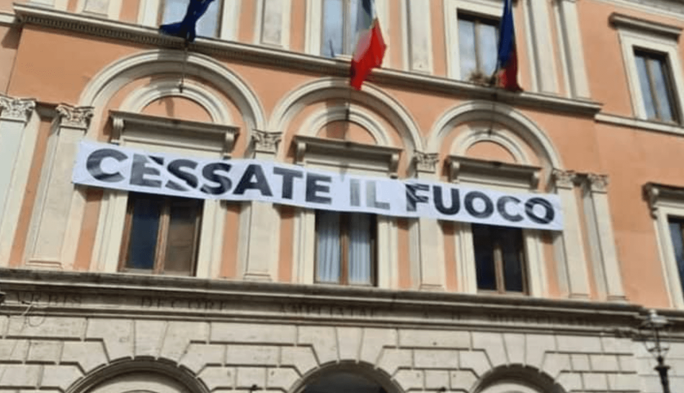 Tivoli, le donne per la Pace al sindaco di Fratelli d'Italia: "Rimetta lo striscione che chiede il Cessate il fuoco"