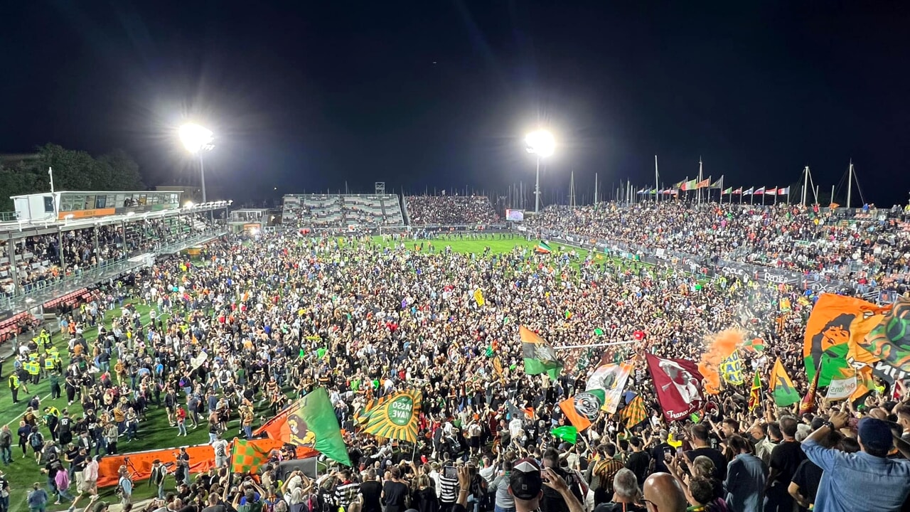 Il Venezia torna in Serie A: festa grande in Laguna dopo la vittoria nei play off contro la Cremonese