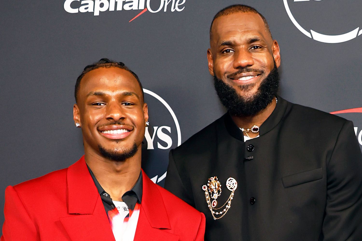 LeBron James giocherà con il figlio Bronny nei Lakers, ora è ufficiale: è la prima volta nella storia della Nba