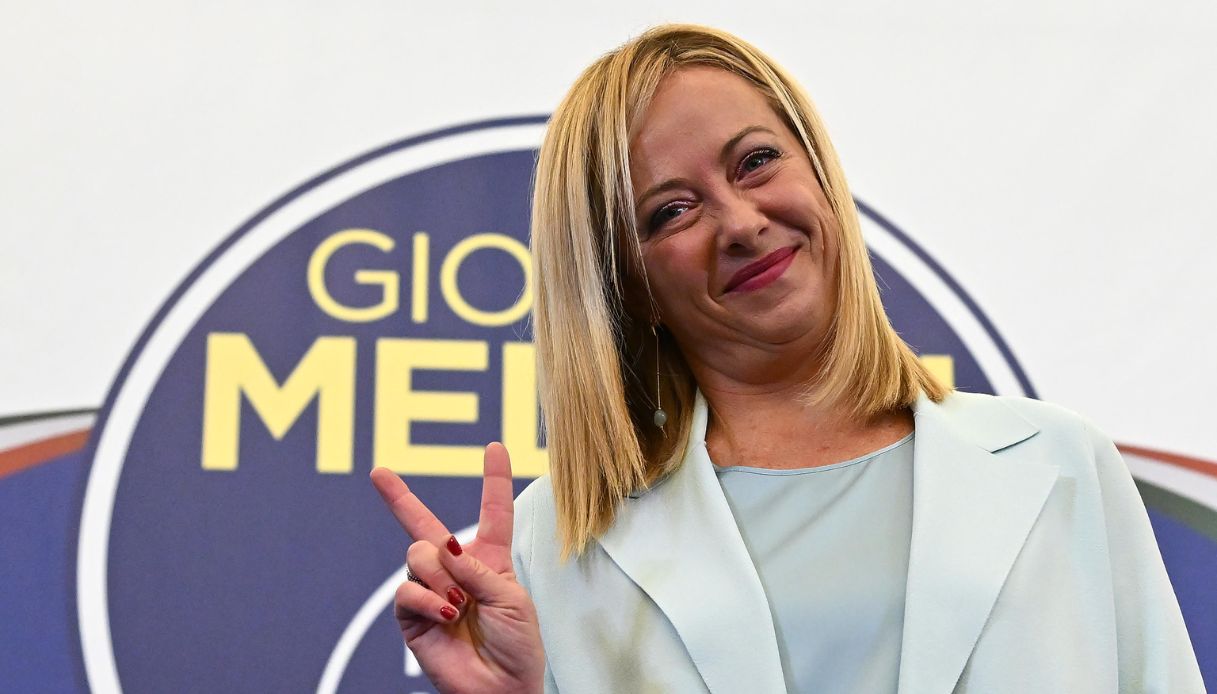 Europee, Giorgia Meloni fa il segno della vittoria sui social: "Grazie, Fdi ha superato il risultato delle Politiche"