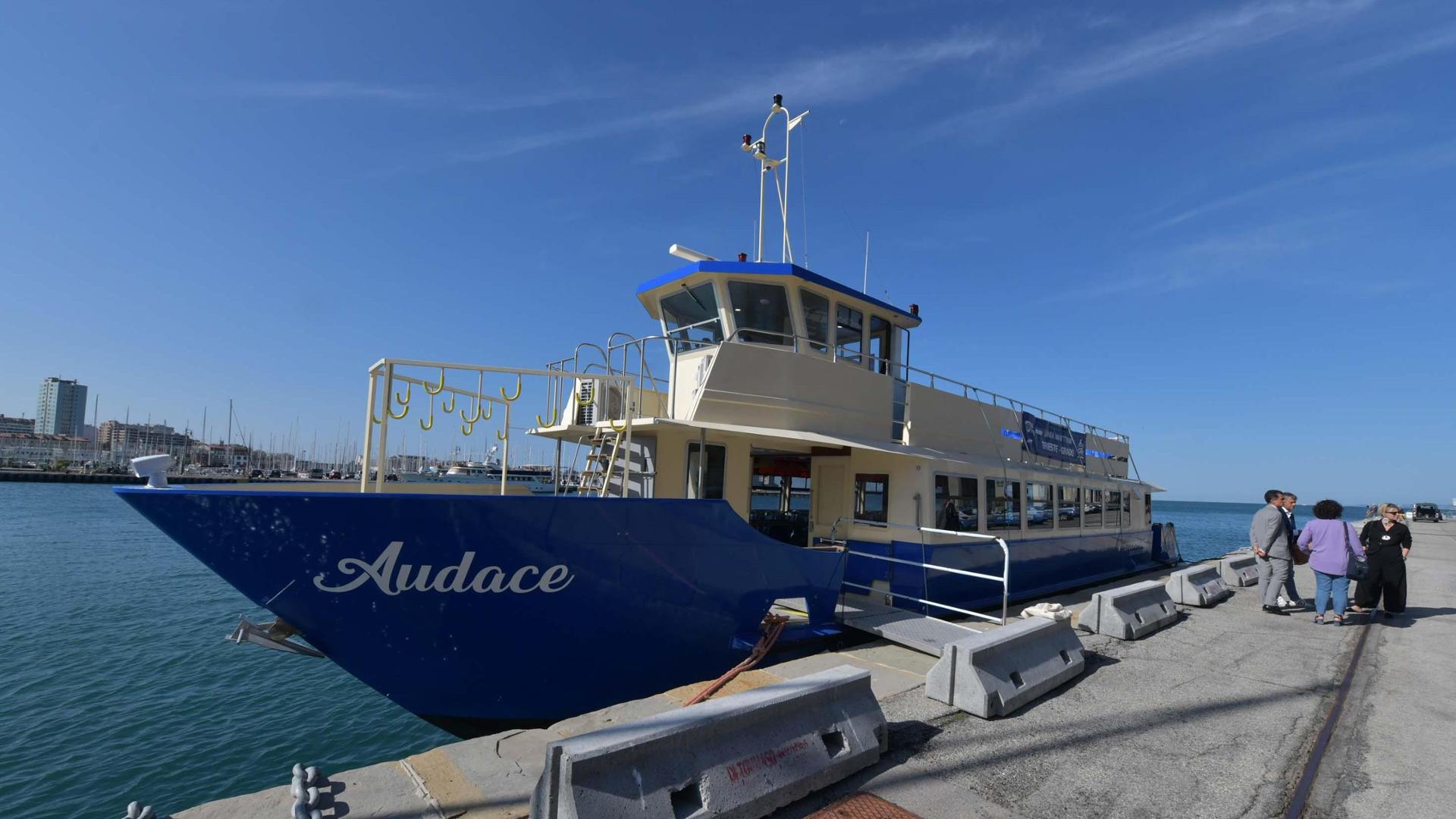 Motonave rischia di affondare a Grado, 76 persone messe in salvo sulle scialuppe di bordo