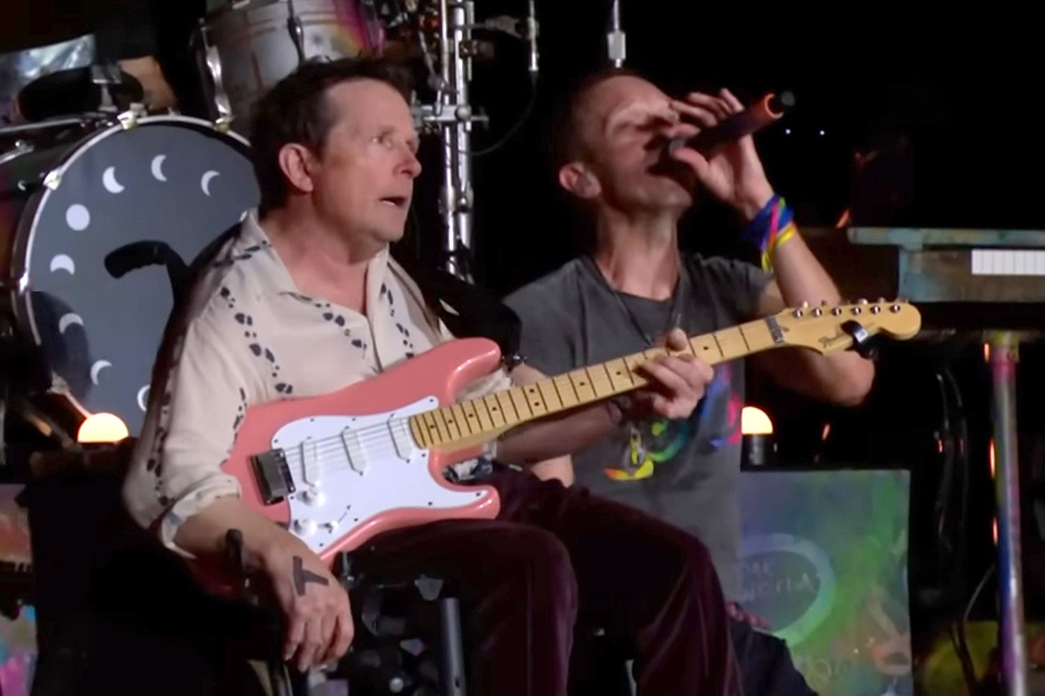 A sorpresa, Michael J. Fox suona assieme ai Coldplay