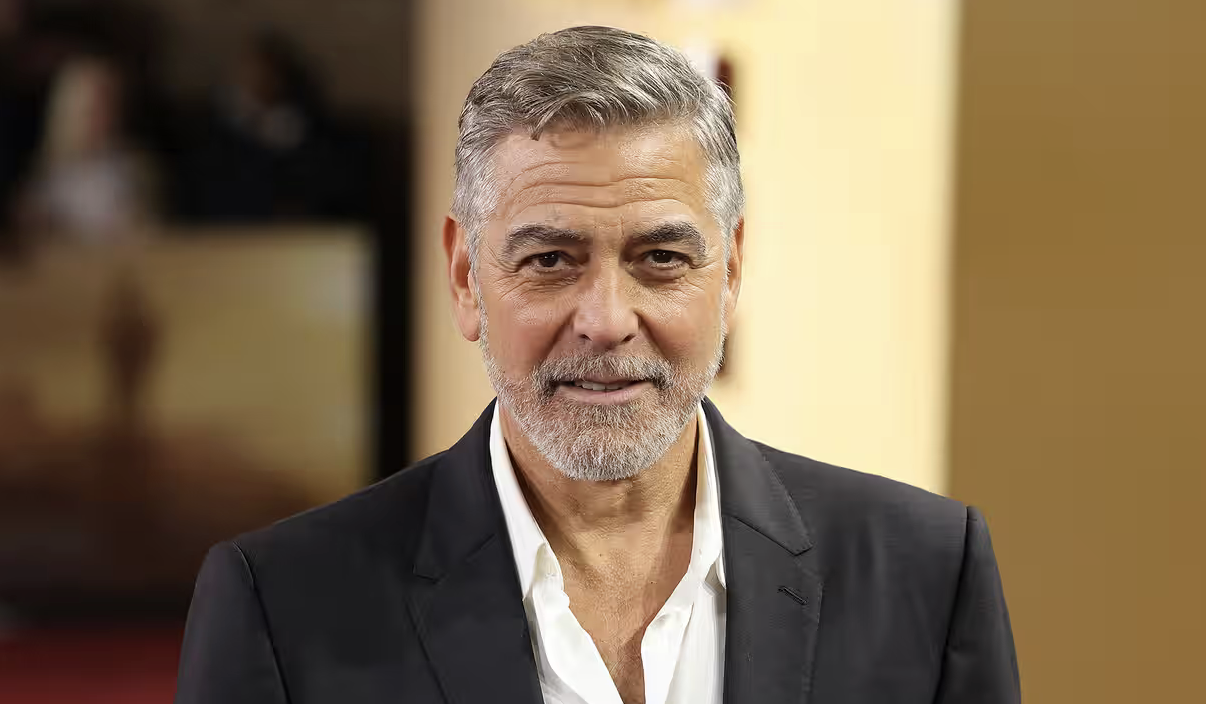 George Clooney attacca Trump sulle limitazioni alla libertà di stampa e piovono insulti dalla Casa Bianca