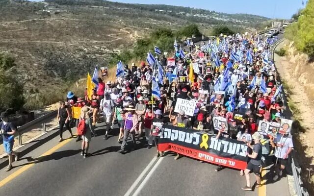 Continua la marcia dei familiari degli ostaggi verso Gerusalemme da tutto Israele