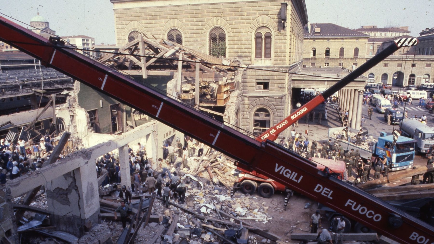 Perché Giorgia Meloni deve usare la parola 'fascista' se parla della strage del 2 agosto alla stazione di Bologna