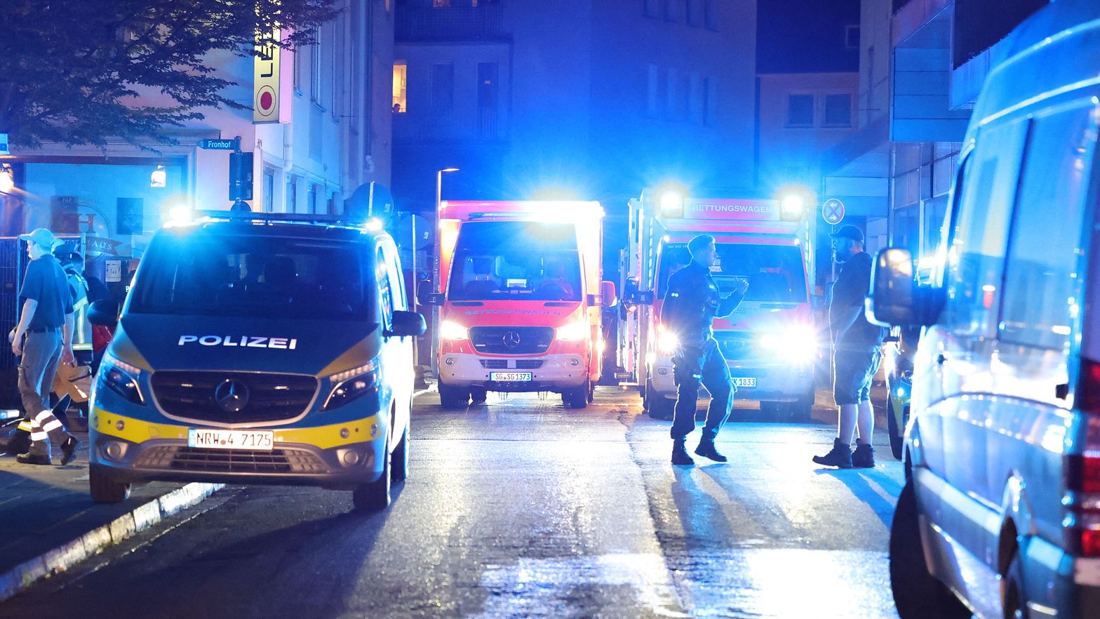 Un uomo accoltella decine di persone in strada al festival di Solingen: almeno tre morti e molti feriti gravi