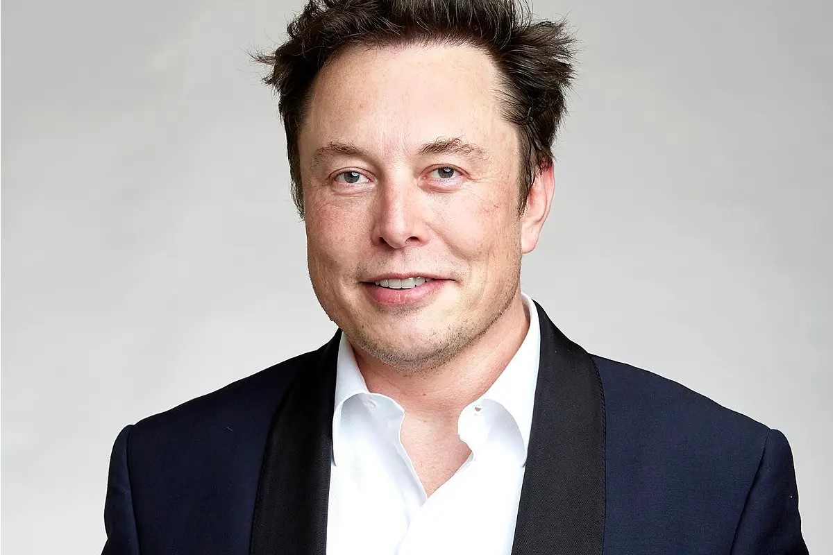 Musk cerca di 'arruffianarsi' Mattarella: le manovre per sbloccare l'affare Starlink in Italia