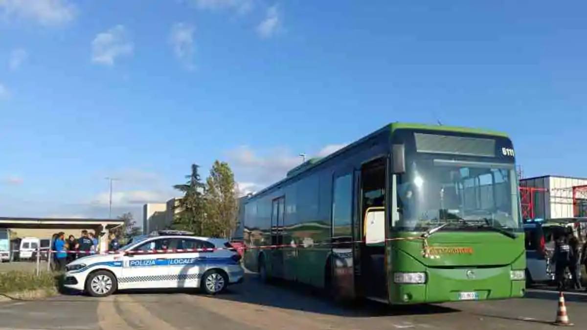 Quattordicenne muore fuori da scuola schiacciata da un autobus