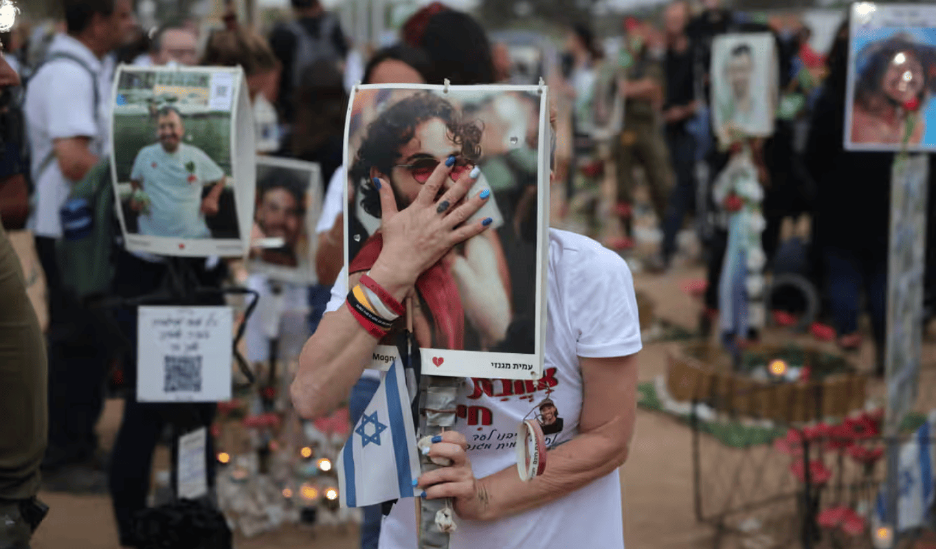 Israele commemora un anno dalla strage di Hamas del 7 ottobre: i familiari degli ostaggi contro Netanyahu