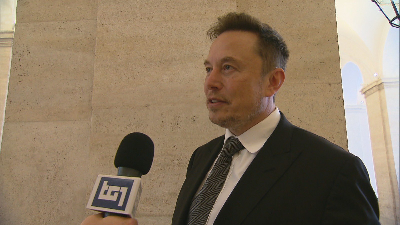 Musk siede alla destra di Trump, bacia e abbraccia la Meloni e si pappa il servizio pubblico