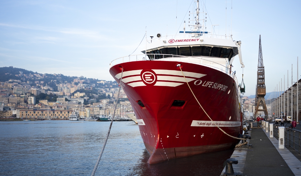 La nave di Emergency sbarca 49 migranti ad Ancona