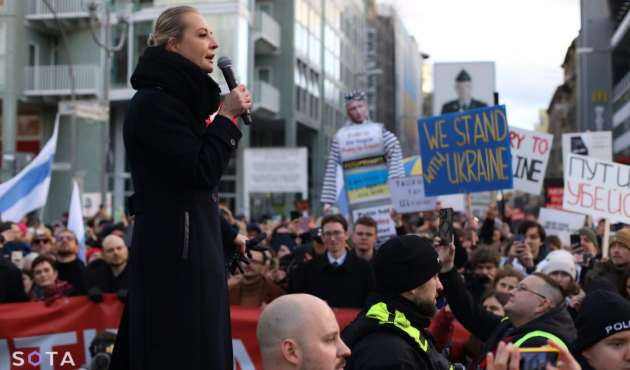 Yulia Navalnaya in piazza a Berlino urla: "Putin assassino"