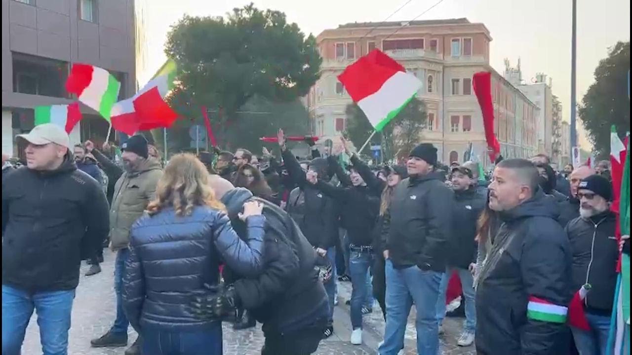 A Bologna i fascisti in centro su ordine di Roma ma la  'resistenza civile' dei cittadini ha prevalso