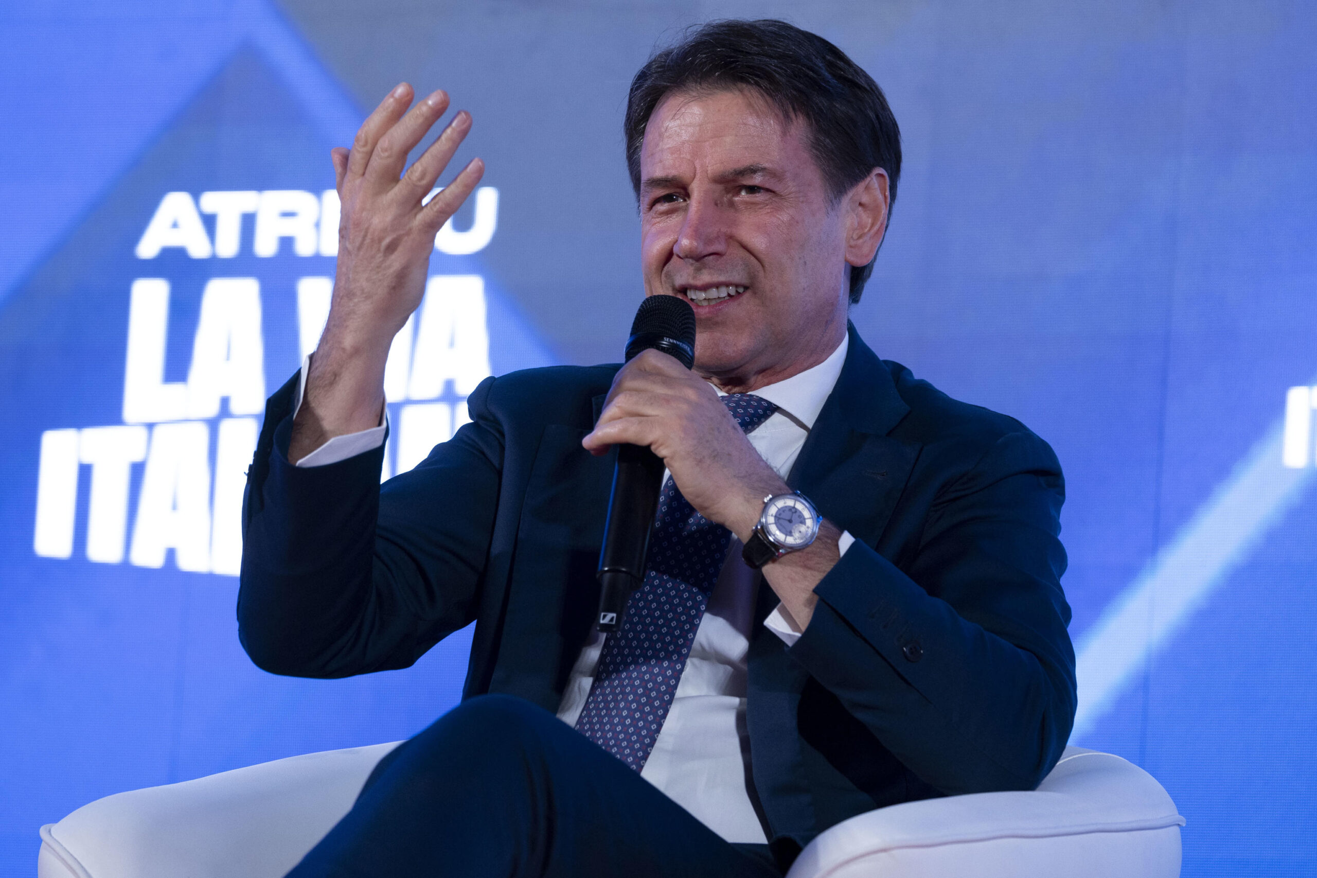 Giuseppe Conte contro Meloni e Santanché: "Basta amichettismo, state svilendo il tricolore"