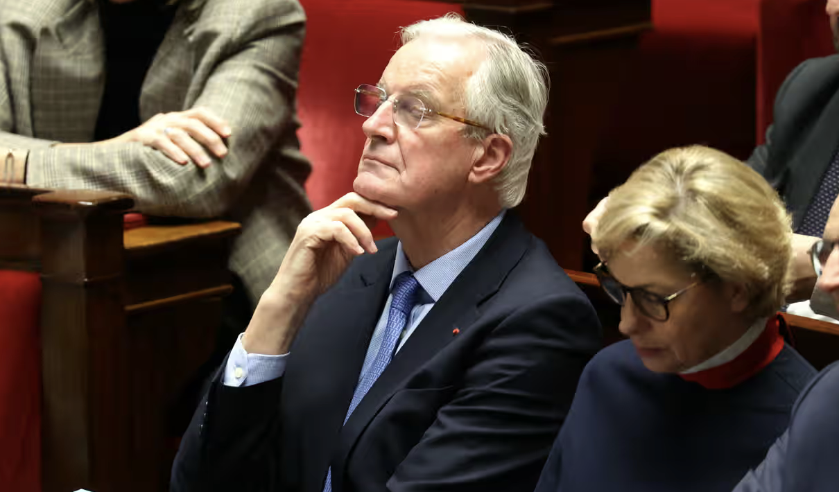 Il governo Barnier cade dopo soli tre mesi: fallisce l'azzardo centrista di Macron